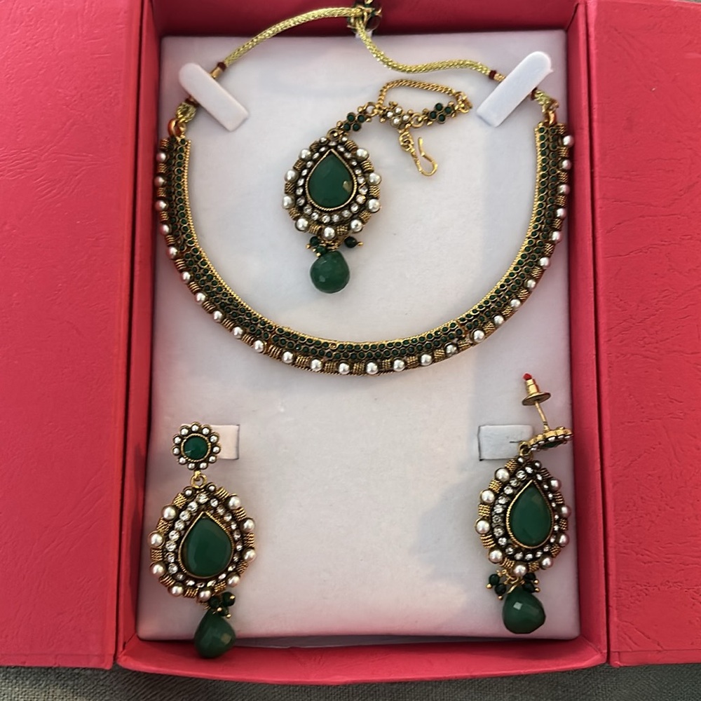Elegant Green and Gold Jewelry Set